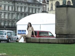 Худая нудистка разделась посреди улицы