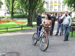 Бессовестная брюнетка разделась посреди улицы