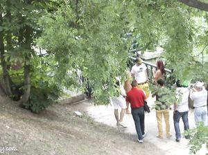 Подружки без одежды позируют голенькими на публике