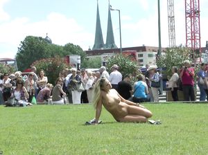 Блондинка разделась и искупалась в фонтане посреди площади