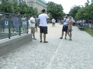 Юная блондинка с роскошной попой обнажается на людях