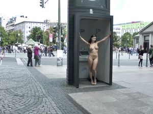 Публичное обнажение в старом городе от стройной брюнеточки