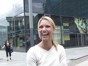 Миленькая блондинка не стесняется и гуляет голая по улице