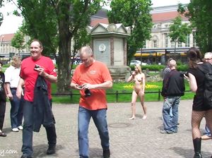 Милая блондинка со спортивной фигуркой голой фоткается с мужиками