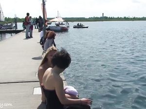 Смелая блондинка ходит голышом по набережной