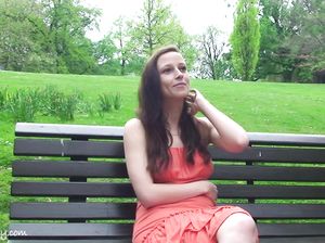 Снял как сестра сняла розовое платье и голая гуляет в парке