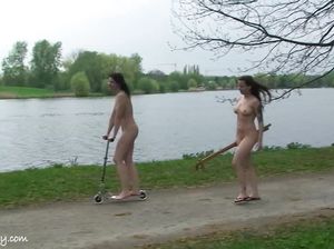 Две голые телочки развлекаются в парке