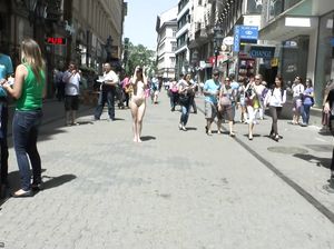 Юная красотка публично сняла с себя одежду