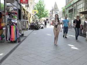 Стройная красавица позирует голая на улице