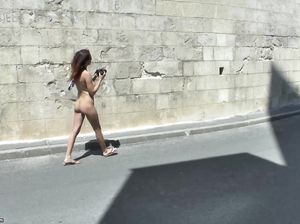 Отчаянная чешская девушка разделась посреди улицы