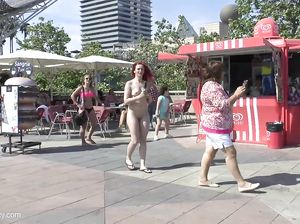 Милашка с красными волосами ходит голая по улице