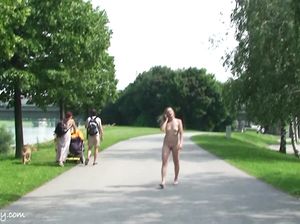 Сучка снимает всю одежду и гуляет по огромному парку