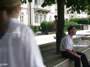 Взрослая шлюха с короткой прической разделась на публике у реки