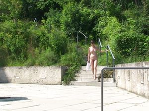 Голая девушка рассматривает старинные улочки города