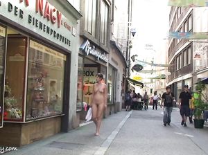 Стильная девушка прогуливается голышом по улице