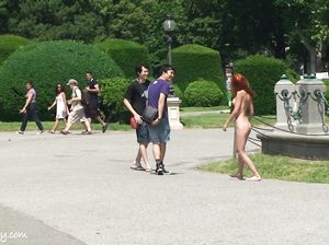 Сладкая голая девка на улице разгуливает между памятками культуры