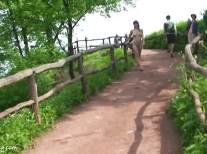 Голая девка с классными большими сиськами соблазняет мужиков на улице