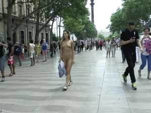 Телка с маленькими сиськами сняла одежду на площади