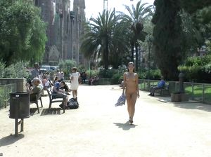 Юная девушка светит своими прелестями на людях