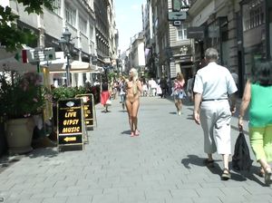 Голая блондинка прогуливается по оживленным улицам