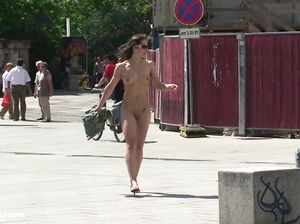 Малышка с маленькими сиськами прошлась обнаженной