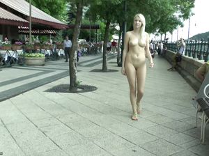 Похотливая чешская нудистка ходит голая по городу