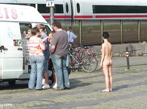 Брюнетка со стильной стрижкой обнажилась и пошла гулять