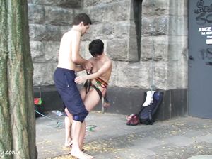 Голая альпинистка взбирается на многоэтажный дом