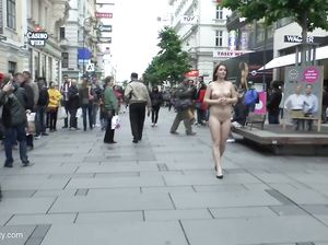 Длинноволосая телка обнажается на людях и гуляет по улице