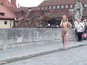 Веселая блондинка ходит голой по городу