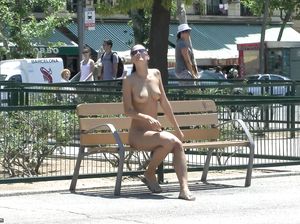 Милашка показала на улице свое изумительное красивое тело