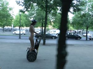 Голая телочка катается по городу на сигвее