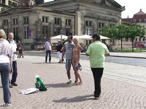 Девушка разделась посреди улицы и пошла гулять