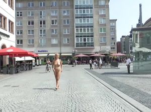 Две распутные телочки бродят голыми по чешским улицам