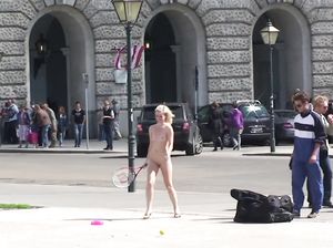 Белокурая оторва разделась на улице