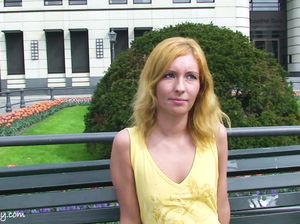 Голые засветы на лавочке у красивой рыдей сучки