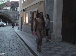 Нудистка гуляет по улице без одежды с шариком