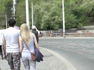 Люди рассматривают гуляющую по городу обнаженную девушку