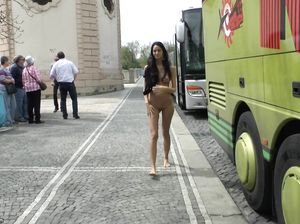 Очень худенькая брюнетка ходит голышом по улице