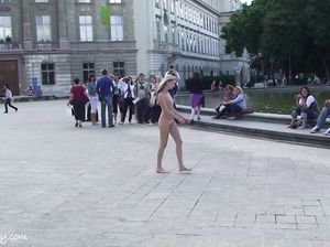 Блондинка разделась на улице зараженной COVID-19 Праги