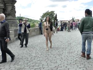 Стройная голая девчонка гуляет по набережной