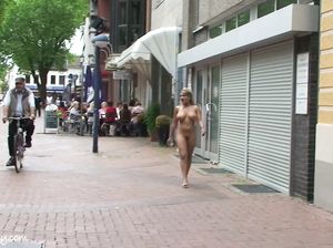 Очаровательная блондинка показала шикарные сиськи на улице