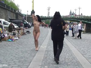 Феминистка с длинными ногами позирует в голом виде в общественных местах