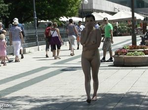 Крошка с татуировкой на животе ходит голышом по улице