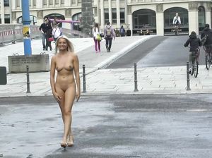 Прохожие оборачиваются на голую девушку на улице Парижа