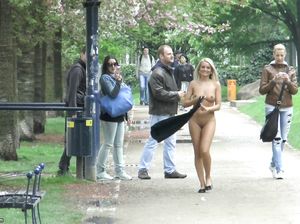 Блондинка разделась догола и прошлась по улице