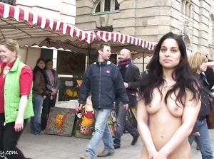 Смазливая латинка разделась в центре города