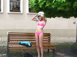 Худышка с маленькими сиськами обнажается на людях