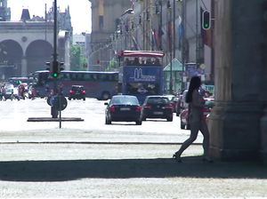 Раскрепощенная голая сучка ходит по городу