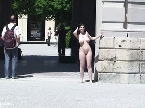 Пухлая девка трясет большими сиськами на улице